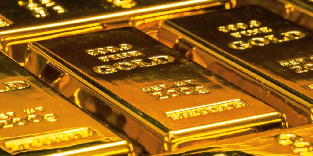 US Could Sell Gold, Tap Treasury Funds to Build Bitcoin Reserve: Standard Chartered